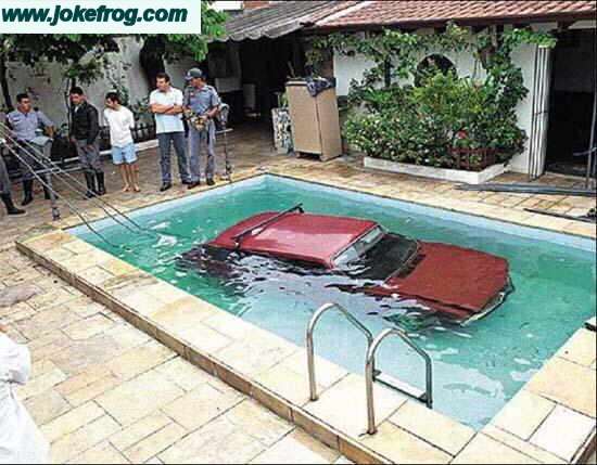 Carro na Piscina